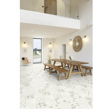 Heller Raum mit Holztisch, Holzbänken und gemusterten Bodenfliesen für ein modernes Interieur