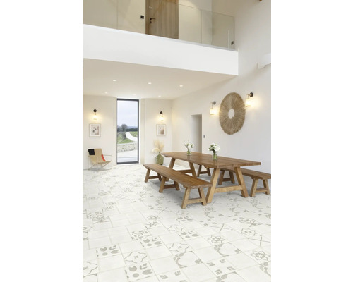 Heller Raum mit Holztisch, Holzbänken und gemusterten Bodenfliesen für ein modernes Interieur