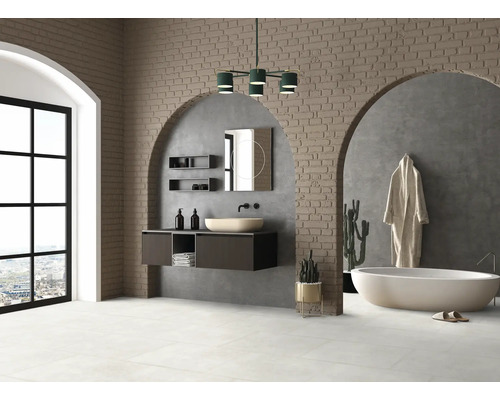 Helles Badezimmer mit Waschtisch, Spiegel, Badewanne und gemauerter Wand