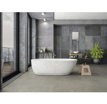 Modernes Badezimmer mit freistehender Badewanne, Waschbecken und Zimmerpflanze