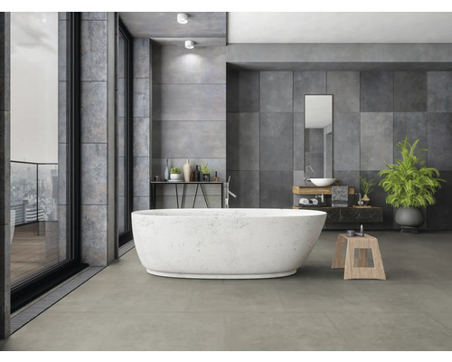 Modernes Badezimmer mit freistehender Badewanne, Waschbecken und Zimmerpflanze