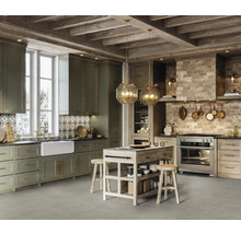 Helle Küche mit Kücheninsel, Holzdecke und Hängelampen