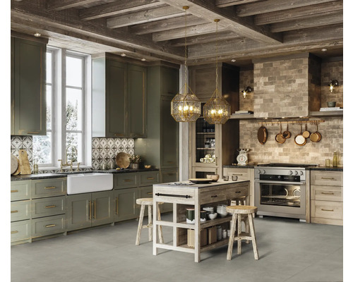 Helle Küche mit Kücheninsel, Holzdecke und Hängelampen
