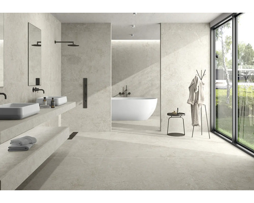 Helles Badezimmer mit Doppelwaschtisch, Badewanne und Fensterfront