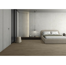 Helles Schlafzimmer mit Bett, Nachttisch, Lampe und Holzboden