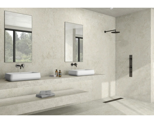 Helles Badezimmer mit Doppelwaschbecken, Spiegeln und Dusche