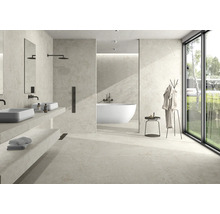 Helles Badezimmer mit Doppelwaschtisch, Badewanne und Fensterfront