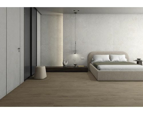Helles Schlafzimmer mit Doppelbett, Holzboden und moderner Einrichtung