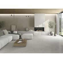 Wohnzimmer mit Fliesenboden, Kamin und Sofa