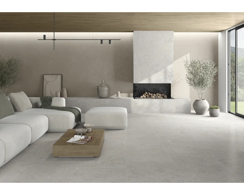 Wohnzimmer mit Fliesenboden, Kamin und Sofa