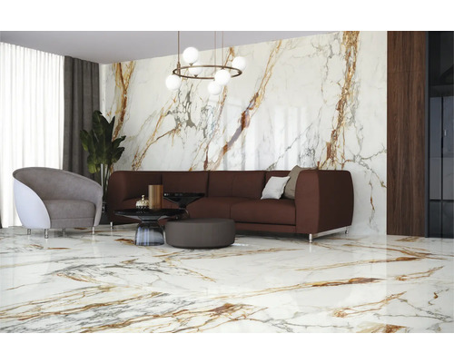 Wohnzimmer mit Fliesenboden und Wandfliesen in Marmoroptik, Sofa, Sessel und Beleuchtung