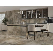 Moderne Küche mit Kücheninsel, Stühlen und Regalen