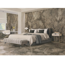 Helles Schlafzimmer mit Doppelbett, Nachttisch, Sitzbank und Wandverkleidung in Marmoroptik