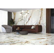 Helles Wohnzimmer mit Bodenfliesen in Marmoroptik, Sofa, Sessel und Dekoration