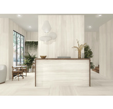 Heller Raum mit Fliesenboden, Empfangstresen und Sitzbereich