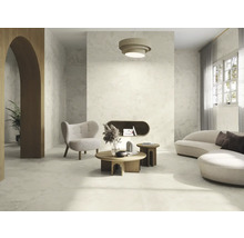 Heller Wohnraum mit Sitzmöbeln, Couchtisch und Stehlampe