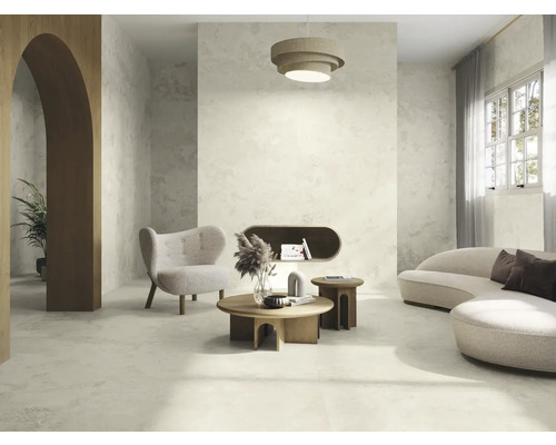 Heller Wohnraum mit Sitzmöbeln, Couchtisch und Stehlampe