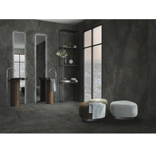 Modernes Badezimmer mit Waschtischen, Spiegeln, Regal und Fenster