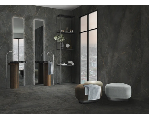 Modernes Badezimmer mit Waschtischen, Spiegeln, Regal und Fenster