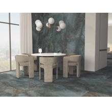 Esszimmer mit Esstisch, Stühlen und großformatigen Fliesen in Marmoroptik