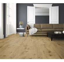 Wohnzimmer mit Holzboden, Sofa und Tisch.