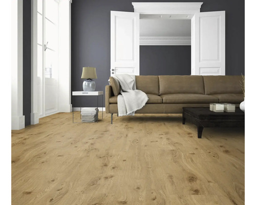 Wohnzimmer mit Holzboden, Sofa und Tisch.