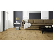 Wohnzimmer mit Holzboden, Sofa und Beistelltisch.