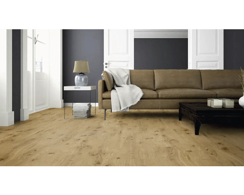 Wohnzimmer mit Holzboden, Sofa und Beistelltisch.