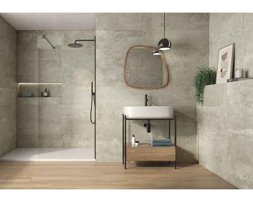 Modernes Badezimmer mit Dusche, Waschbecken und Wandfliesen