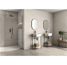 Helles Badezimmer mit Dusche, zwei Waschbecken mit Spiegeln und Bank