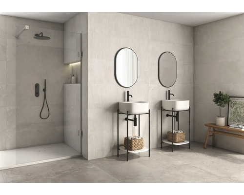 Helles Badezimmer mit Dusche, zwei Waschbecken mit Spiegeln und Bank