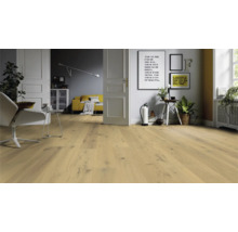 Heller Raum mit Holzboden, Sessel, Sofa und Dekorationen