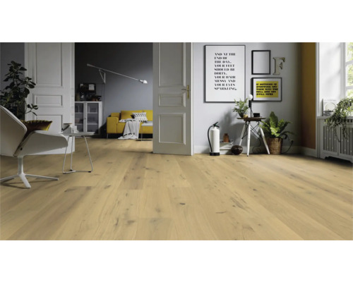 Heller Raum mit Holzboden, Sessel, Sofa und Dekorationen