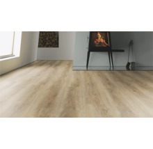 Heller Holzboden in einem Wohnzimmer mit Kamin und Holzstapel