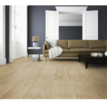 Wohnzimmer mit Holzboden, Sofa und Beistelltisch