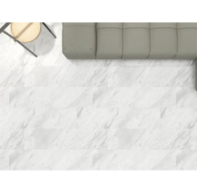 Bodenansicht mit hellen Fliesen, Sofa und Beistelltisch