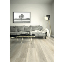 Wohnzimmer mit hellem Holzboden, Sofa, Tisch und Stehlampe