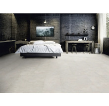 Schlafzimmer mit Bett, Schreibtisch und Bodenfliesen in heller Farbe