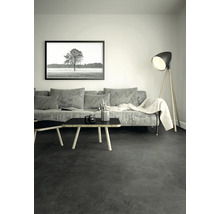 Wohnzimmer mit grauer Couch, Couchtischen und Stehlampe