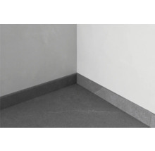 Ecke eines Raumes mit Bodenfliesen und Sockelleisten