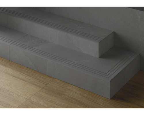 Produktbild 4 (groß) Zweistufige Treppe mit Fliesenbelag und Stufenkantenprofilen.