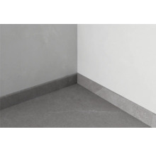 Ecke mit Sockelleisten und Bodenfliesen