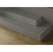 Zweistufige Treppe mit Fliesenbelag und integrierten Antirutschstreifen