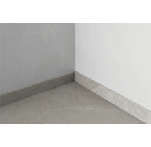 Ecke eines Raumes mit Sockelleisten