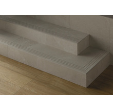 Treppe mit Fliesenbelag und Antirutschstreifen