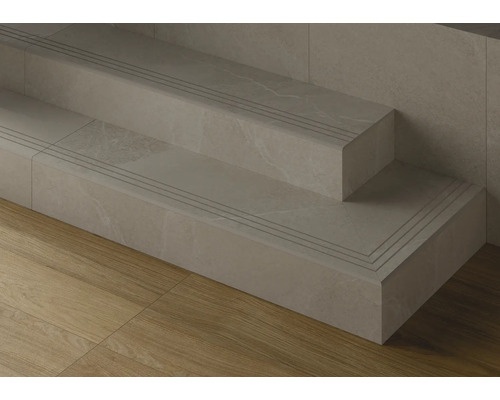 Produktbild 3 (groß) Treppe mit Fliesenbelag und Antirutschstreifen