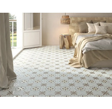 Schlafzimmer mit gemusterten Fliesenboden, Bett und offenem Fenster