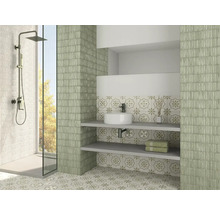 Badezimmer mit Dusche, Waschbecken und Regalen, gefliest mit Fliesen in verschiedenen Mustern