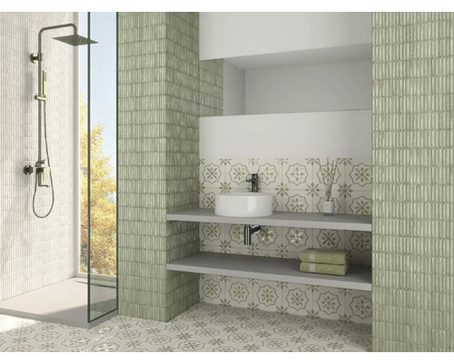Badezimmer mit Dusche, Waschbecken und Regalen, gefliest mit Fliesen in verschiedenen Mustern
