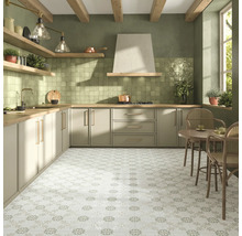 Helle Landhausküche mit Esstisch und floral gemusterten Bodenfliesen